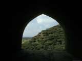 Stone Archway Looks Out from India's Neemrana Fort's Battlements Photographie par Jason Edwards