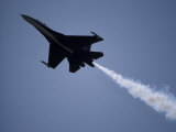 Su27 Russian Jet Fighter Trailing Smoke as It Races Across the Sky, Australia Photographie par Jason Edwards