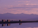 Trucks on the Highway Reflected in Great Salt Lake, Utah Lámina fotográfica por Kenneth Garrett Trucks on the Highway Reflected in Great Salt Lake, Utah Lámina fotográfica por Kenneth Garrett