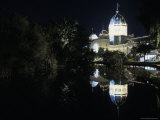 The Royal Exhibition Building Lit Up Night, Reflecting in the Lake, Australia Photographie par Jason Edwards