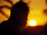 Silhouette of an Aboriginal Dja Dja Wrung Tribal Elder at Sunset, Australia Photographie par Jason Edwards