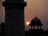 Taj Mahal Mosque Dome and Tower Minaret Silhouetted at Sunset Photographie par Jason Edwards