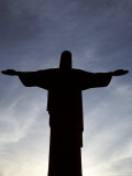 Statue San Cristova, Christ, Silhouetted with Flood Lights at Sunset Photographie par Jason Edwards