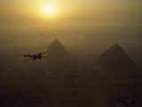 Vickers Vimy Aircraft Circles the Pyramids of Giza, Egypt Photographie par James L. Stanfield