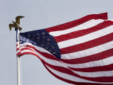 The American Flag Outside of Independence Hall Lámina fotográfica por Tim Laman The American Flag Outside of Independence Hall Lámina fotográfica por Tim Laman