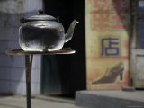 Teapot Warms on a Solar Stove in a Street, Qinghai, China Fotografisk tryk af David Evans