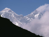 Trekkers Below Mount Everest and Lhotse in Khumbu Himalaya, Nepal Photographie par Gordon Wiltsie