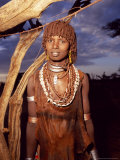 Young Hamer Woman in Southern Ethiopia with Traditional Dress Photographie par David Pluth