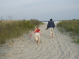 Two Siblings Along the Beach near Stone Harbor, New Jersey Photographie par Joel Sartore