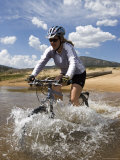 Woman Mountain Bikes Through Wild and Scenic South Fork Kern River Lámina fotográfica por Rich Reid Woman Mountain Bikes Through Wild and Scenic South Fork Kern River Lámina fotográfica por Rich Reid