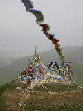 Tibetan Prayer Flags on the Temple of the Sun and Moon, Qinghai, China Photographie par David Evans