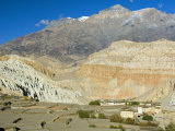Small Village with Terraced Fields in Mustang, Nepal Photographie par Stephen Sharnoff