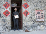 Sign Painter Smiles in the Door Way of his Rural Chinese Shop, Shennongjia, China Photographie par David Evans