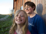 Two Siblings Play near an Old Barn in Nebraska Photographie par Joel Sartore