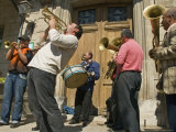 Vagabontu, A Traveling Romani Brass Band, on a Market Day in Provence, France Photographie par Stephen Sharnoff