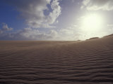 Wind-Blown Sand Patterns Crest a Sand Dune against a Glaring Sun, Coorong National Park, Australia Photographie par Jason Edwards