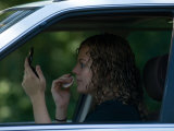 Young Woman Puts Makeup on in a Car Photographie par Joel Sartore