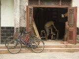 Two Bicycles Parked in Front of Woodworker's Shop, Jingzhou, China Photographie par David Evans