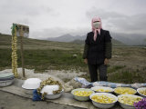 Veiled Woman Selling Wild Mushrooms in Bowls on the Side of a Road, Qinghai, China Photographie par David Evans