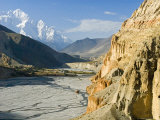 The Kali Gandaki Gorge in Mustang, with Nilgiri Peak and a Village Photographie par Stephen Sharnoff