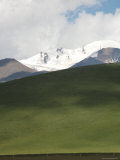 Snow-Capped Mountain Peaks and Foothills in Qinghai Province, China Photographie par David Evans