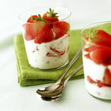 Strawberries on Stracciatella Mousse Photographie par Jörn Rynio