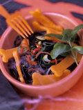 Black Pasta Salad for Halloween Fotografisk tryk