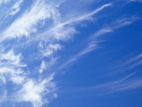 Whispy Stark White Cirrus Clouds in a Vast Blue Sky, Australia Photographie par Jason Edwards