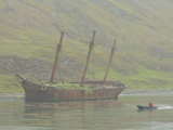 Zodiac Explores Shipwreck Bayard, Ocean Harbor, South Georgia Lámina fotográfica por Ralph Lee Hopkins