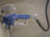 Woman Fills Up Her Car with Gasoline Photographie par Joel Sartore