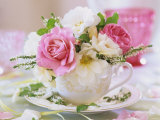 White and Pink Roses and Heather in a Cup Fotografisk tryk af Friedrich Strauss White and Pink Roses and Heather in a Cup Fotografisk tryk af Friedrich Strauss