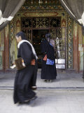 Women Outside a Buddhist Temple, Qinghai, China Photographie par David Evans