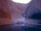 Waterhole Oasis and Aboriginal Sacred Site at the Base of Uluru, Australia Photographie par Jason Edwards