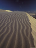 Wind Blown Sand Ripples Across a Golden Sand Dune Crest at Sunset, Australia Photographie par Jason Edwards