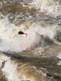 White Water Kayaker Negotiates a Breaking Wave Photographie par Skip Brown