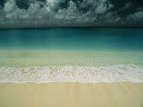 Wave Rolls over a Tranquil Beach in the Marshall Islands Photographie par Bill Curtsinger