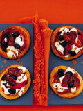 Tartlets with Mozzarella, Dried Tomatoes and Olives Lámina fotográfica por Steve Baxter Tartlets with Mozzarella, Dried Tomatoes and Olives Lámina fotográfica por Steve Baxter