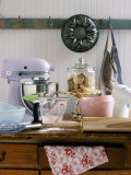 Several Baking Utensils on a Table Lámina fotográfica por Alexandra Grablewski Several Baking Utensils on a Table Lámina fotográfica por Alexandra Grablewski
