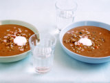 Cream of Lentil Soup with Sour Cream Photographie par Jörn Rynio