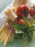Still Life with Spaghetti, Tomatoes, Basil & Parmesan Fotografisk tryk Still Life with Spaghetti, Tomatoes, Basil & Parmesan Fotografisk tryk