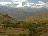 Village with a Buddhist Monastery in Mustang, Himalayas Behind Photographie par Stephen Sharnoff