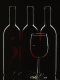 Silhouette of Three Red Wine Bottles and One Red Wine Glass Lámina fotográfica por Walter Cimbal Silhouette of Three Red Wine Bottles and One Red Wine Glass Lámina fotográfica por Walter Cimbal