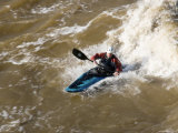 Whitewater Kayaker Surfs a Wave Photographie par Skip Brown