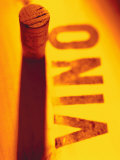Corks on Wooden Box with the Word Vino Lámina fotográfica por Joerg Lehmann