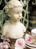 Bust of Girl Beside Crockery and Roses Fotografisk trykk av Elke Borkowski Bust of Girl Beside Crockery and Roses Fotografisk trykk av Elke Borkowski