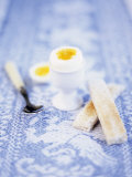 A Boiled Egg with the Top Removed and Toast Soldiers Lámina fotográfica por Jonathan Syer A Boiled Egg with the Top Removed and Toast Soldiers Lámina fotográfica por Jonathan Syer