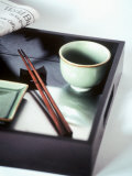 Asian Bowl, Chopsticks and Newspaper on Tray Lámina fotográfica por Kolabas Hulya Asian Bowl, Chopsticks and Newspaper on Tray Lámina fotográfica por Kolabas Hulya