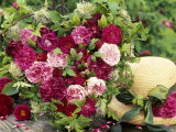 Heart Shaped Arrangement of Roses and Straw Hat Fotografisk trykk av Elke Borkowski Heart Shaped Arrangement of Roses and Straw Hat Fotografisk trykk av Elke Borkowski