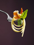 Spaghetti with Shrimp and Basil on a Fork Fotografisk tryk af Kai Stiepel Spaghetti with Shrimp and Basil on a Fork Fotografisk tryk af Kai Stiepel