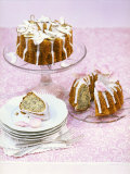 Poppy Seed Gugelhupf with Slivers of Coconut & Sugared Petals Fotografisk trykk av Nikolai Buroh